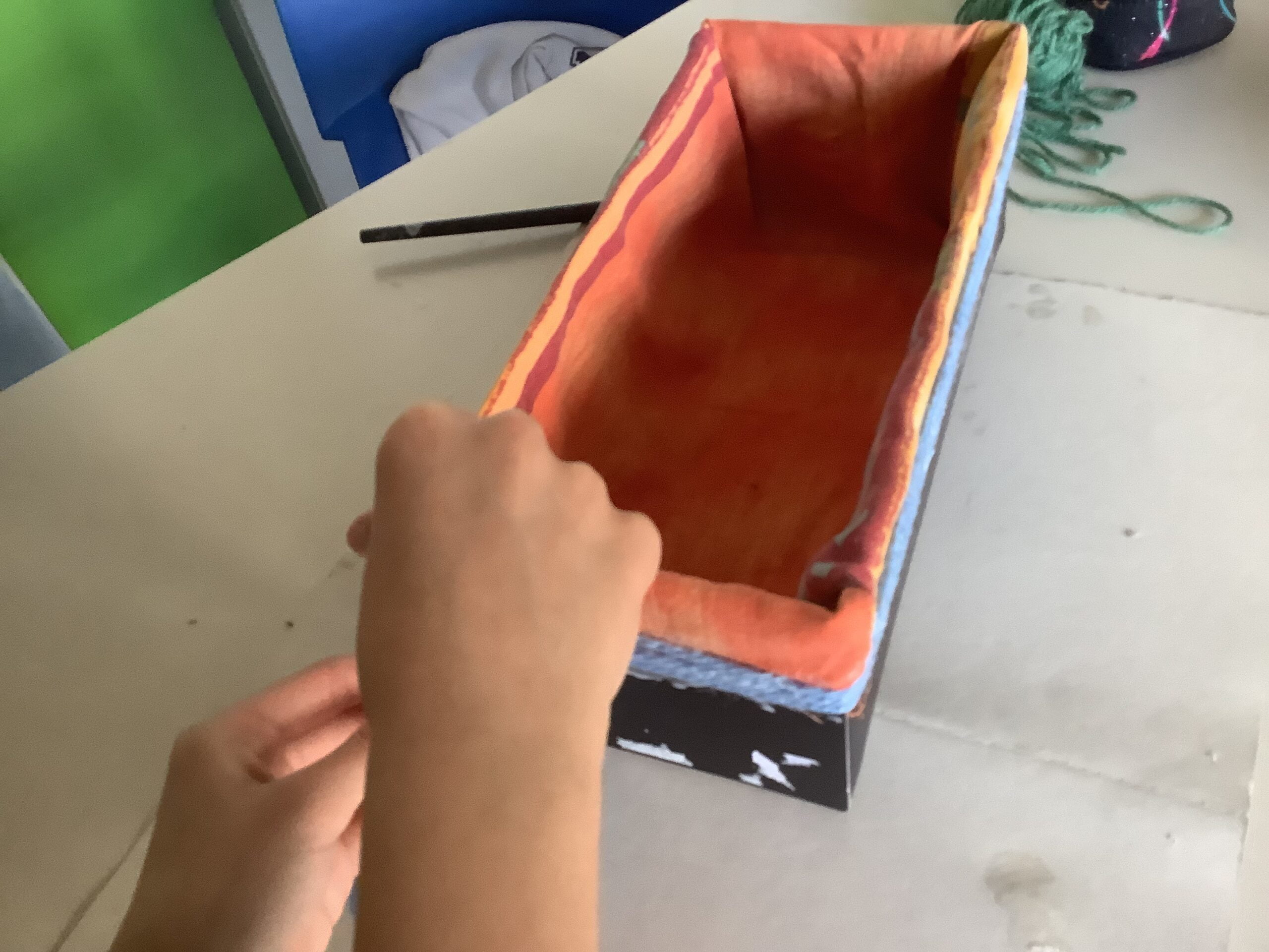 Decorazione esterna della scatola con fili di lana e materiale di recupero
