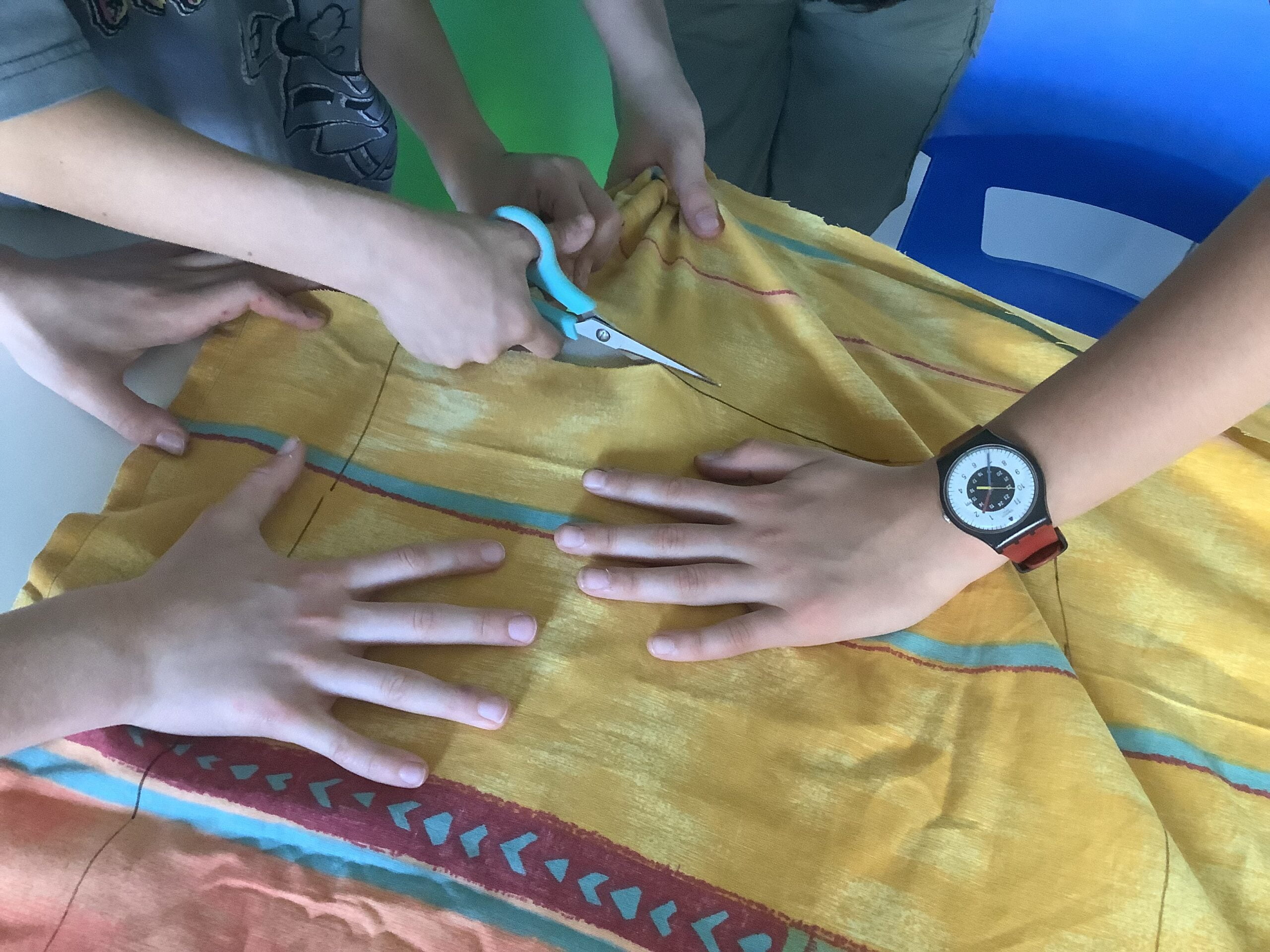 Fase di ritaglio della stoffa di rivestimento